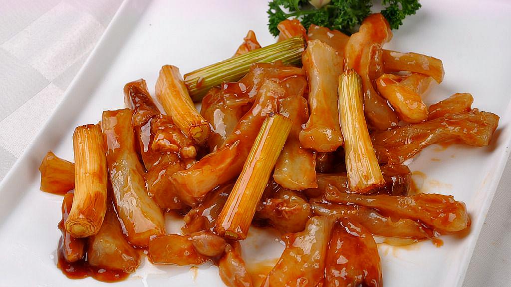 传统鲁菜:葱烧蹄筋,软烂嫩滑,口感十足!
