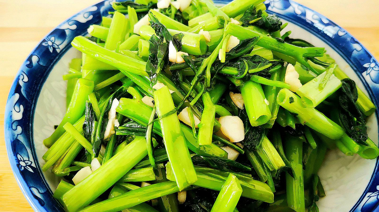 炒蒜蓉空心菜不发黑原来还有这技巧,颜色翠绿不出水,营养不流失