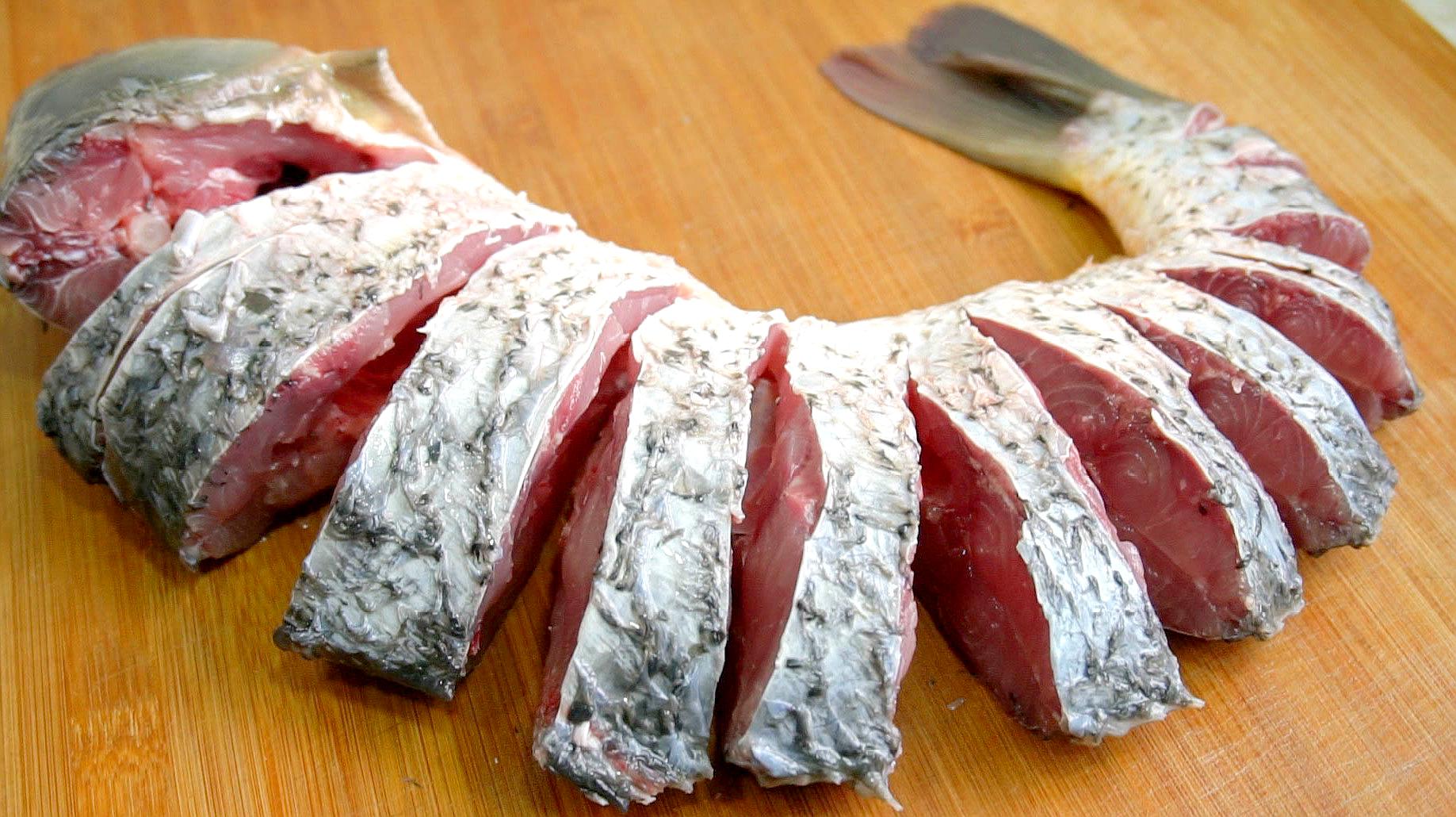 3斤鲤鱼往锅里一摆,不用油炸不用煎,鱼肉鲜嫩无腥味,真过瘾