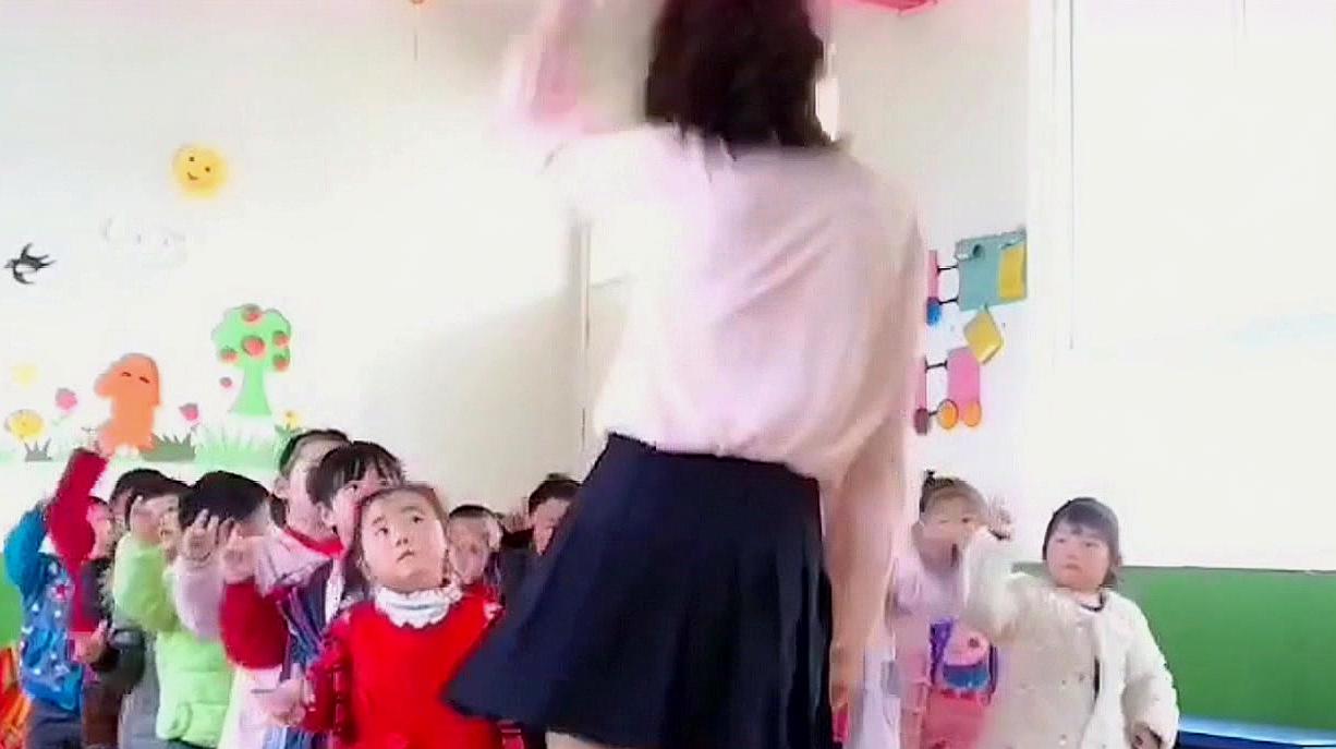 幼师小姐姐和小朋友跳舞,小朋友的表现出乎意料,太棒了!