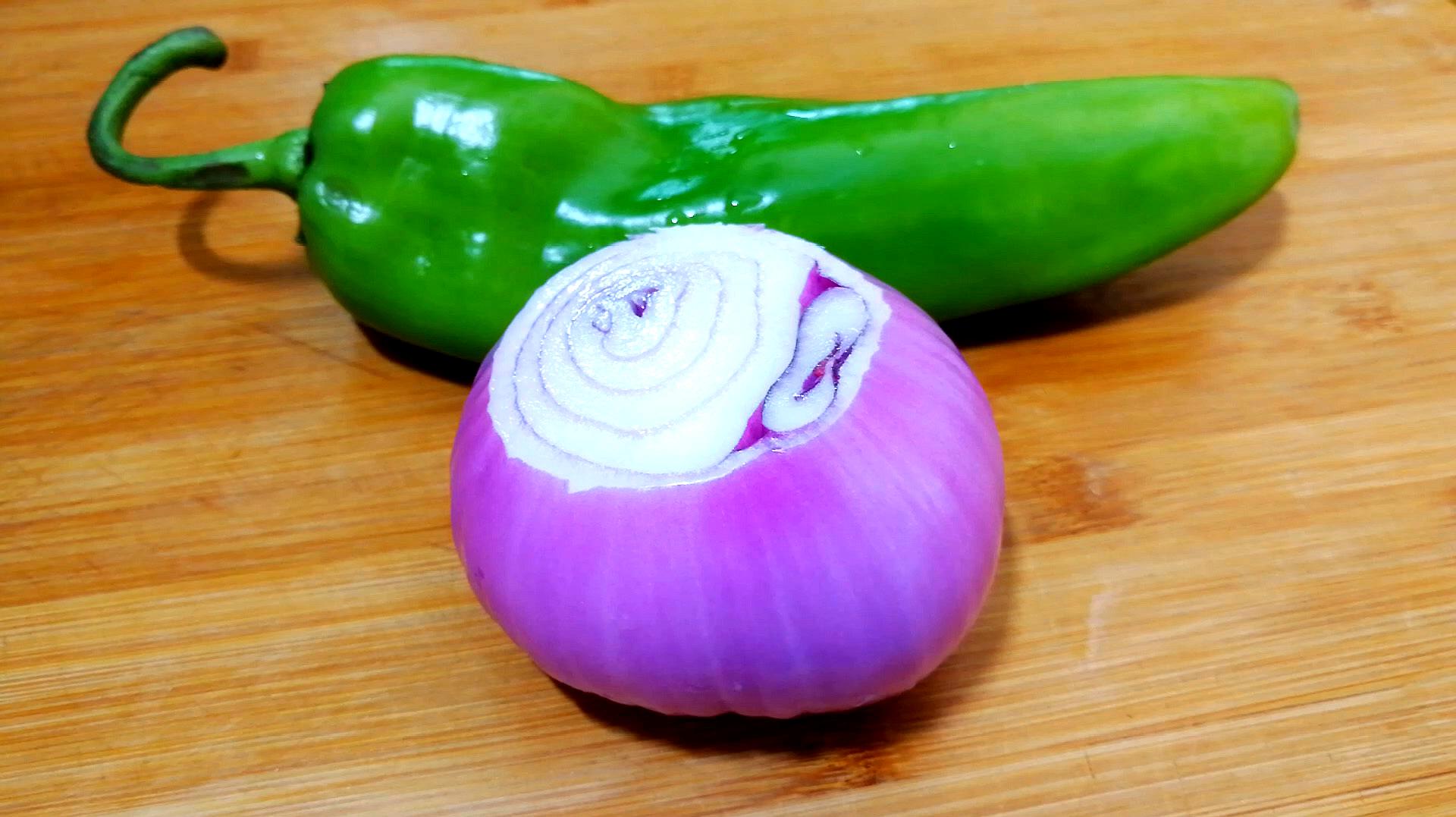 难怪饭店的洋葱炒青椒做的那么好吃,原来诀窍这么简单,下饭神菜