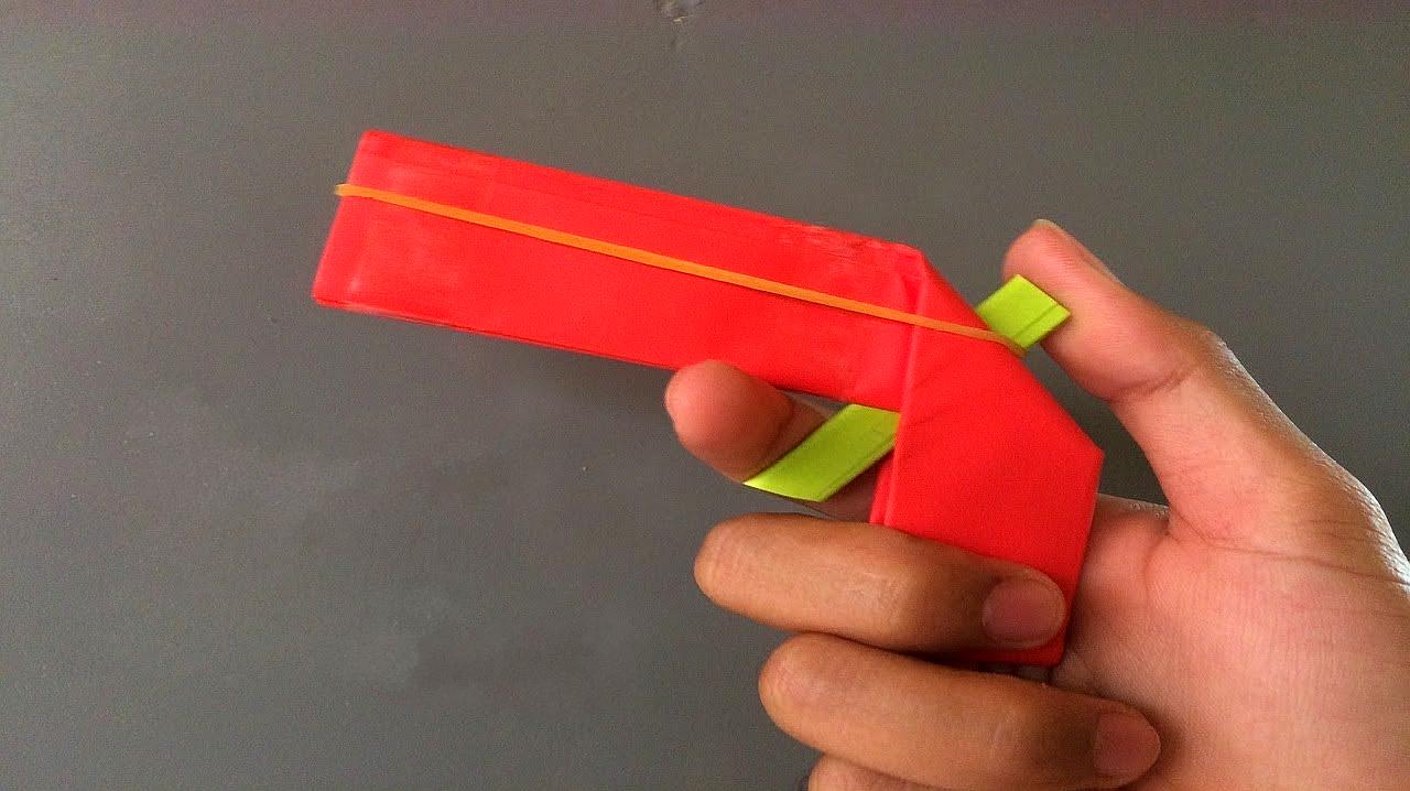 撕两张作业纸,折成一把超简单的纸枪,用橡皮筋发射,太好玩了!