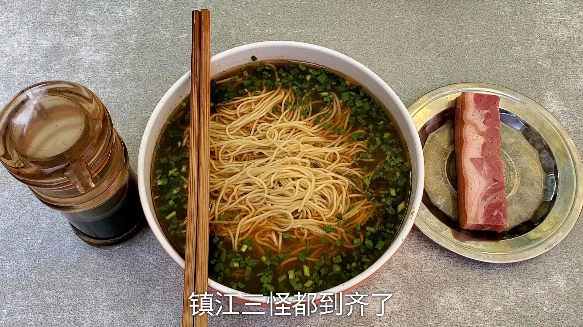镇江最著名的美食,锅盖面,你猜这一大碗花了多少钱?