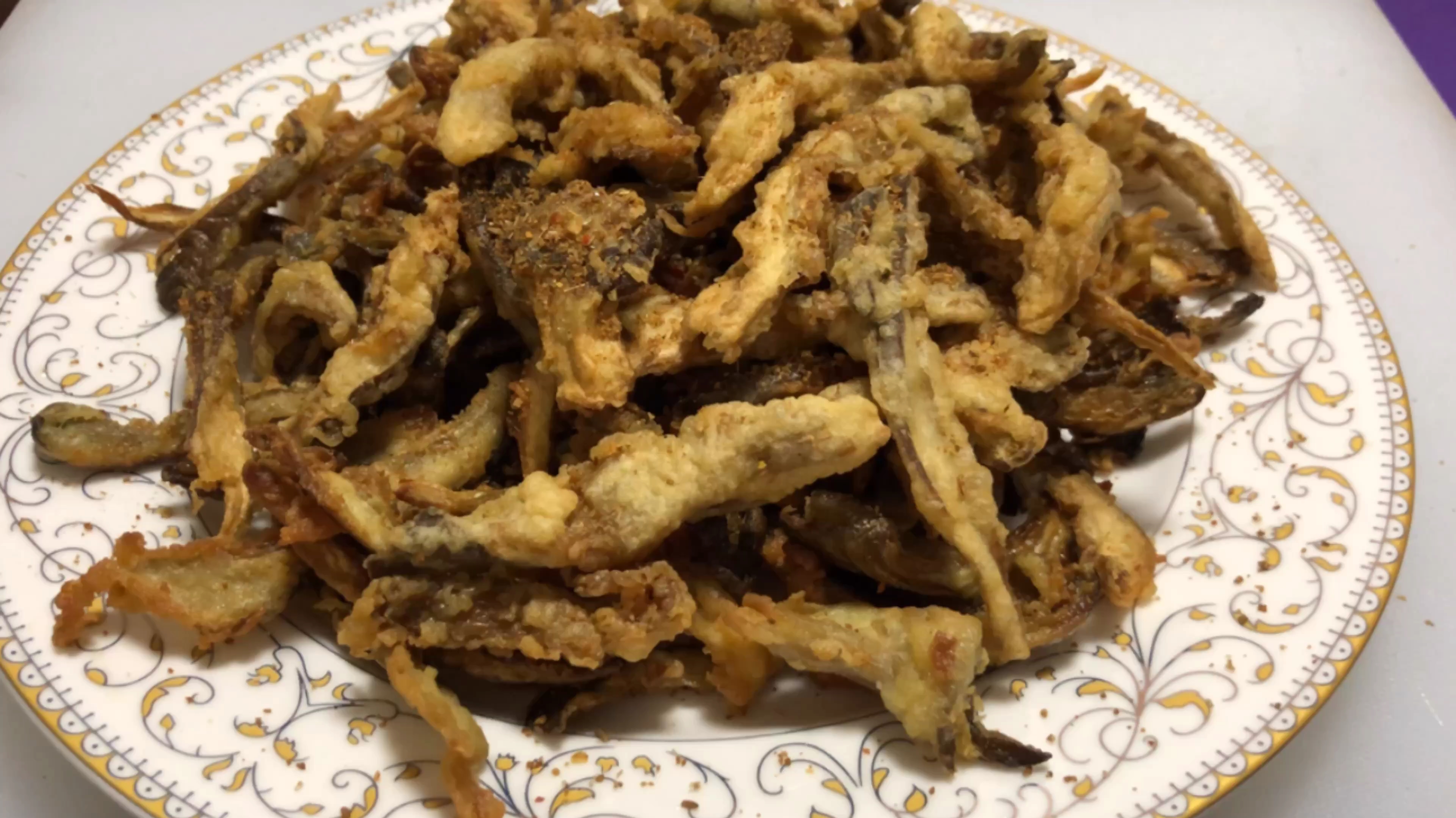 炸蘑菇简单的下酒菜酥脆可口一学就会