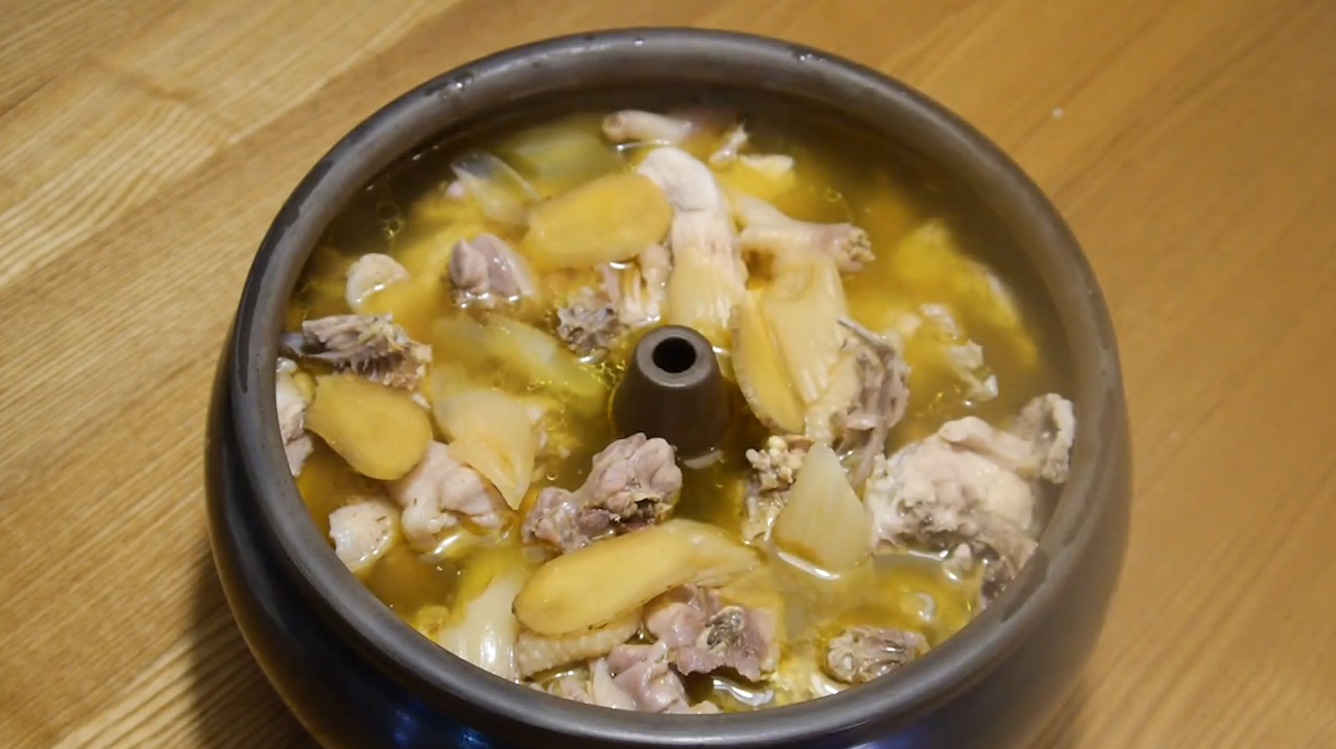 人间四月鲜,大伙煮鸡吃,云南"汽锅鸡",美味广流传