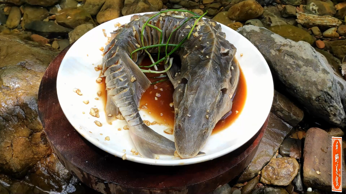 中华鲟鱼可以清蒸,可以红烧,给大家介绍一种酱香中华鲟鱼的做法把去