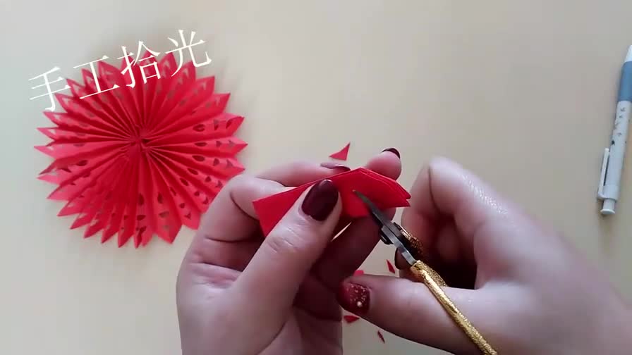 2019春节手工窗花剪纸:一张纸随便剪几下,还是立体的