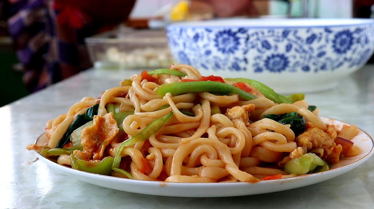 陕西女子教你在家做拉条子,比饭店卖的都好吃,味道一绝!