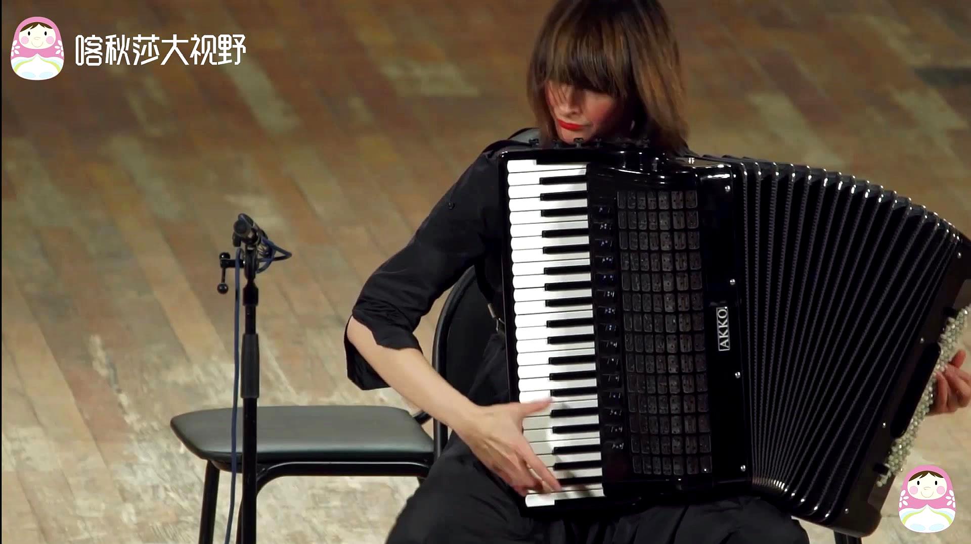 手风琴界"一姐"!俄罗斯女孩的激情演奏,慷慨激昂
