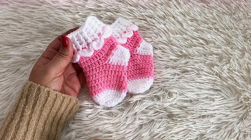 这双婴儿袜子可爱吧,钩法很难,妈妈们你们也给宝宝钩编几双吧