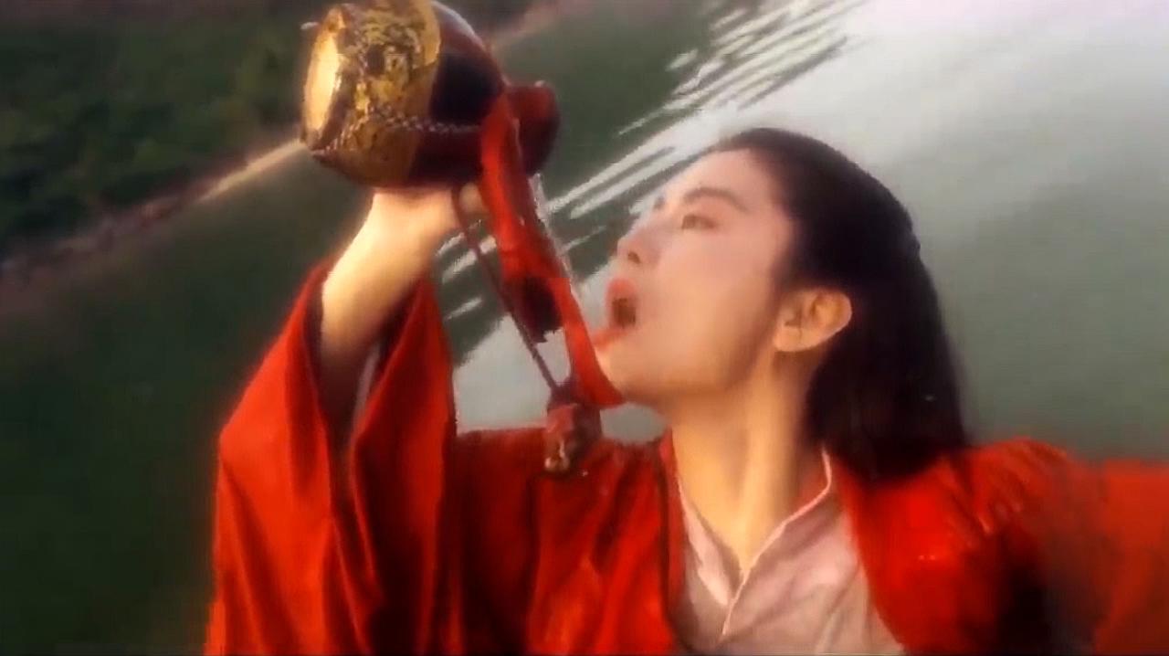 《笑傲江湖之东方不败》:看李连杰和林青霞如何在河中霸气饮酒