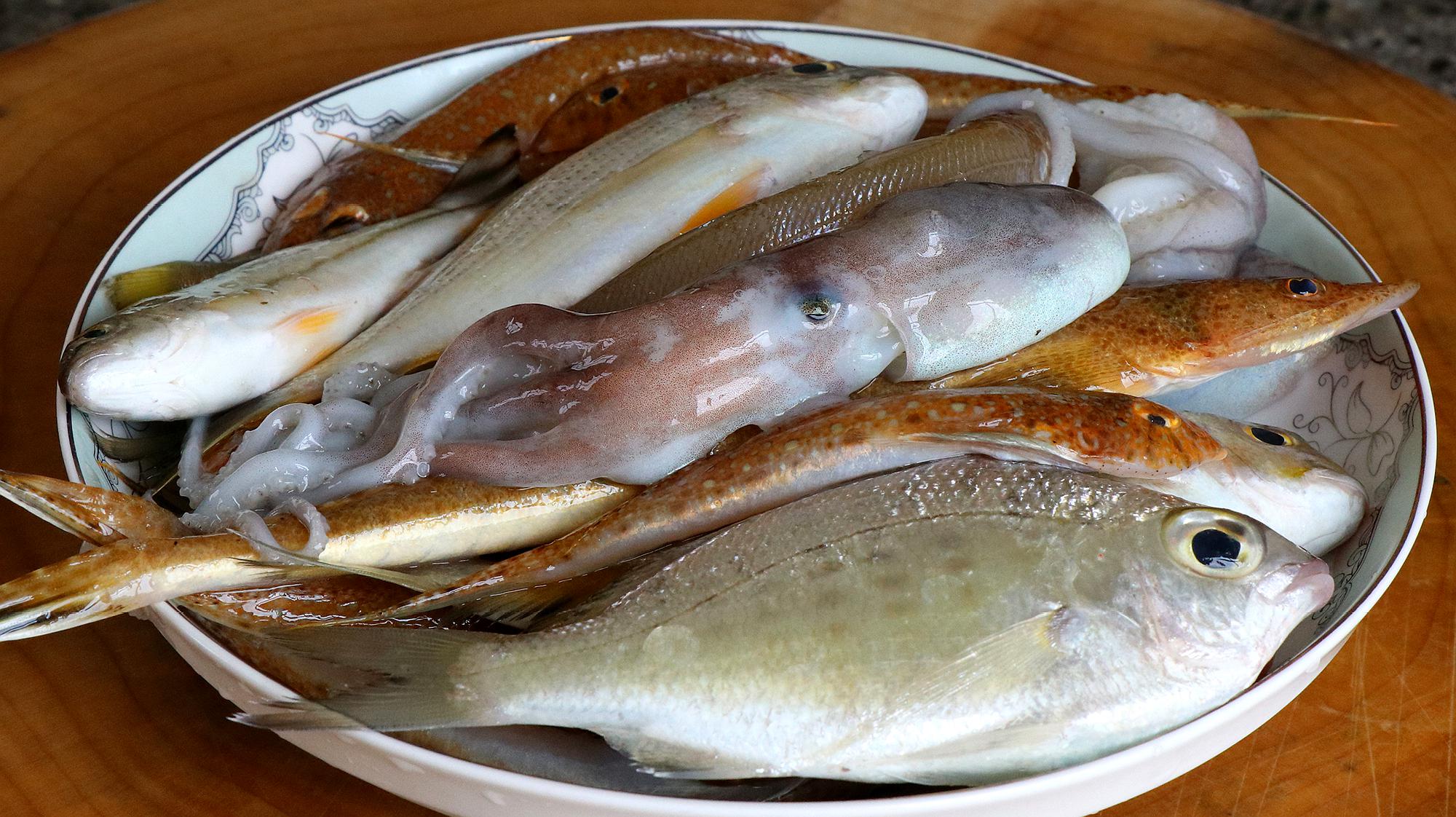 土生土長的海邊人做雜魚煲,不放一點生抽蠔油,魚肉鮮美嫩滑