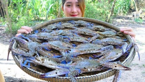 越南美女户外做美食,大闸蟹肉沫粉丝,味道超好吃的停不下来