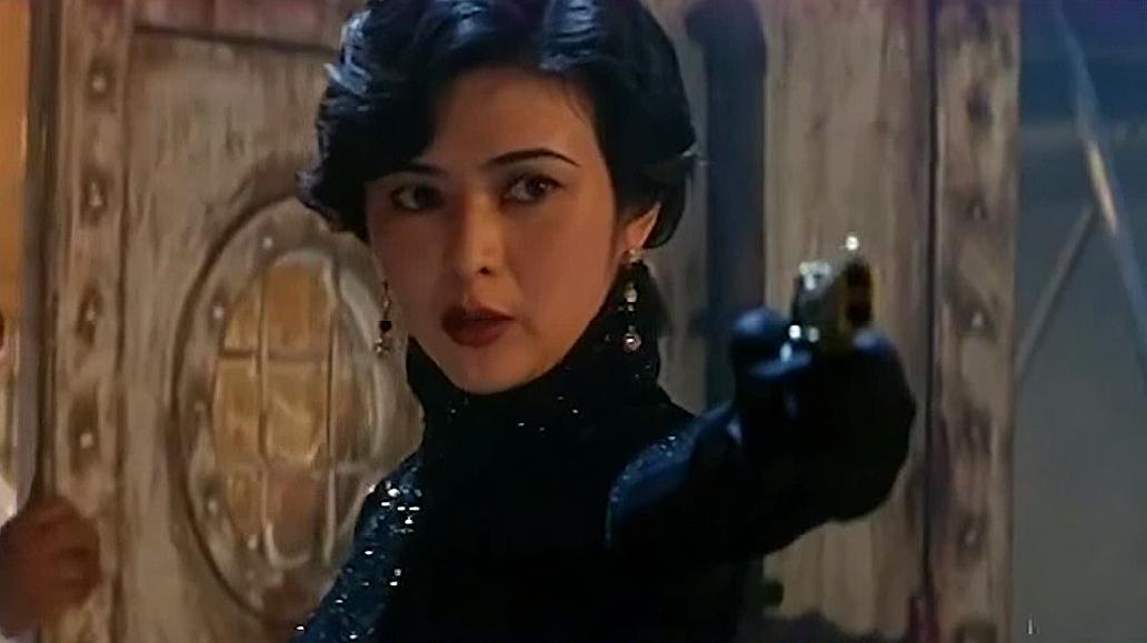 冒险王:关之琳演技在线!一身黑衣大秀长腿,拿皮鞭当武器太帅了