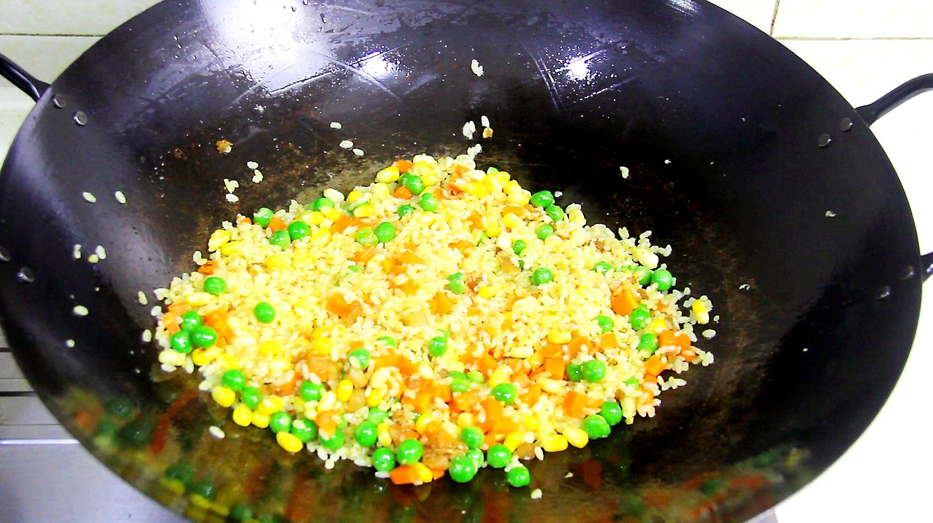 猪油渣炒饭这样做太好吃了,只加两个鸡蛋,炒饭立马松散好吃