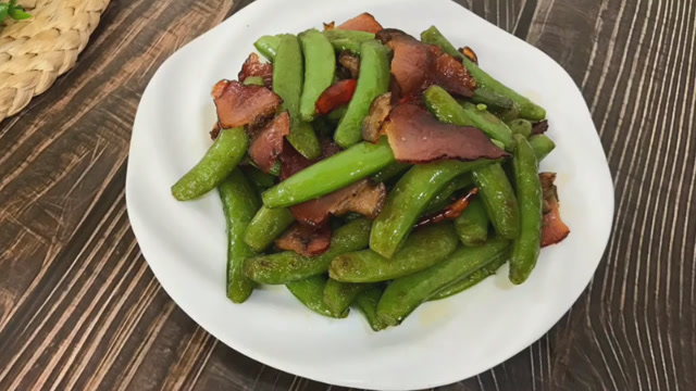 腊肉炒甜豆 脆嫩爽口真的很好吃