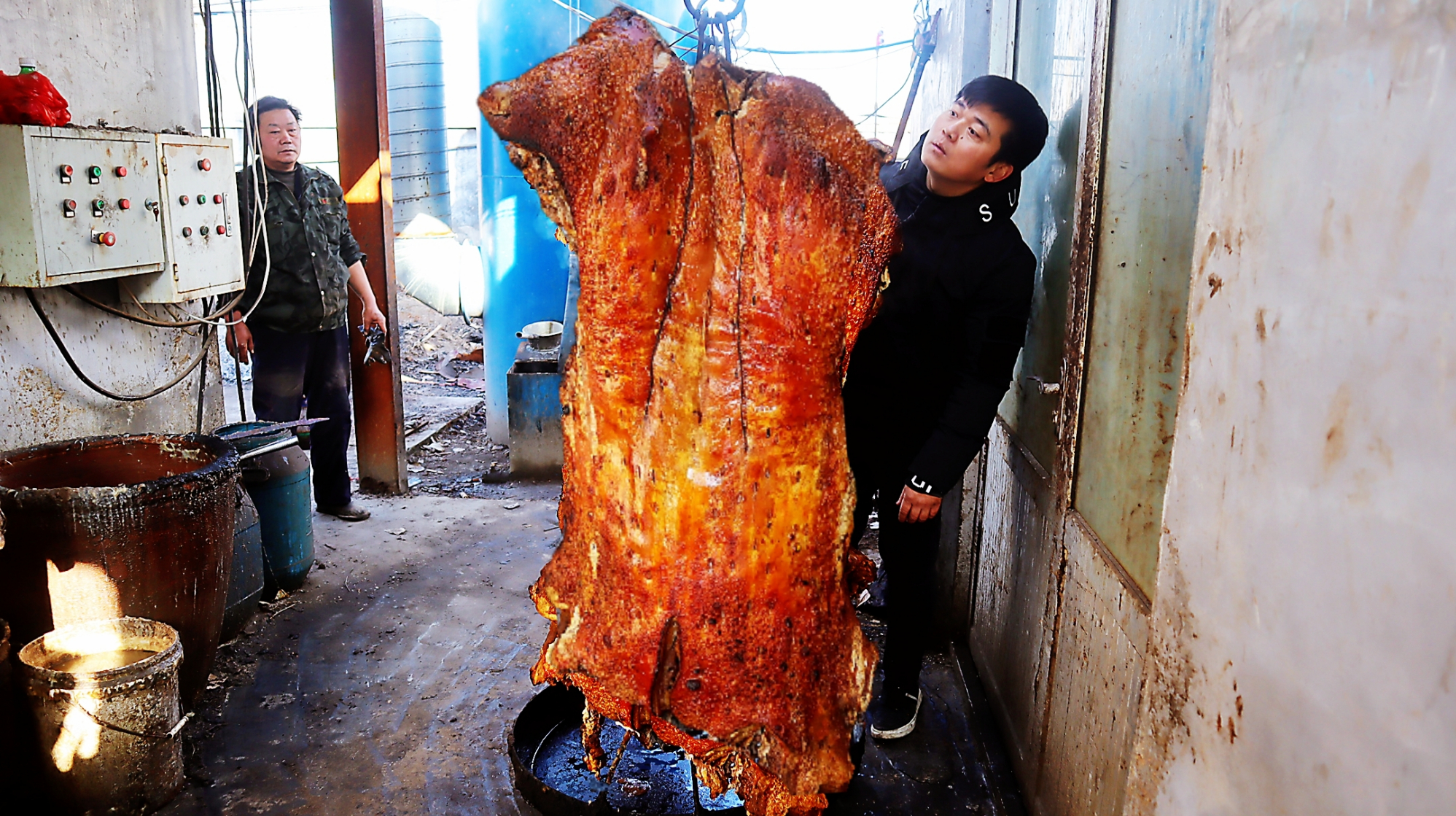 山东排名前三的黄家烤肉,3米深地窑一次烤2只,外地顾客慕名而来