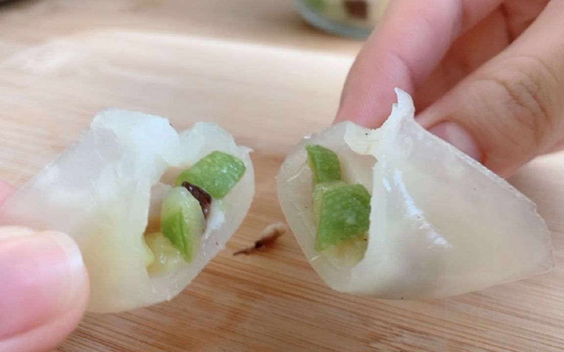 透明的水晶蒸饺怎么做?学会这个秘诀,晶莹剔透,咬一口直流汤汁