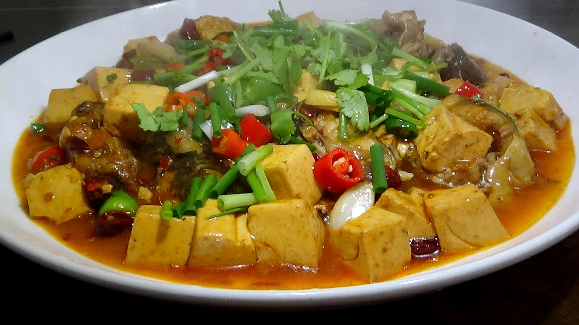 大厨教你鲶鱼烧豆腐的正确做法,营养美味又解馋,吃一口满嘴香!