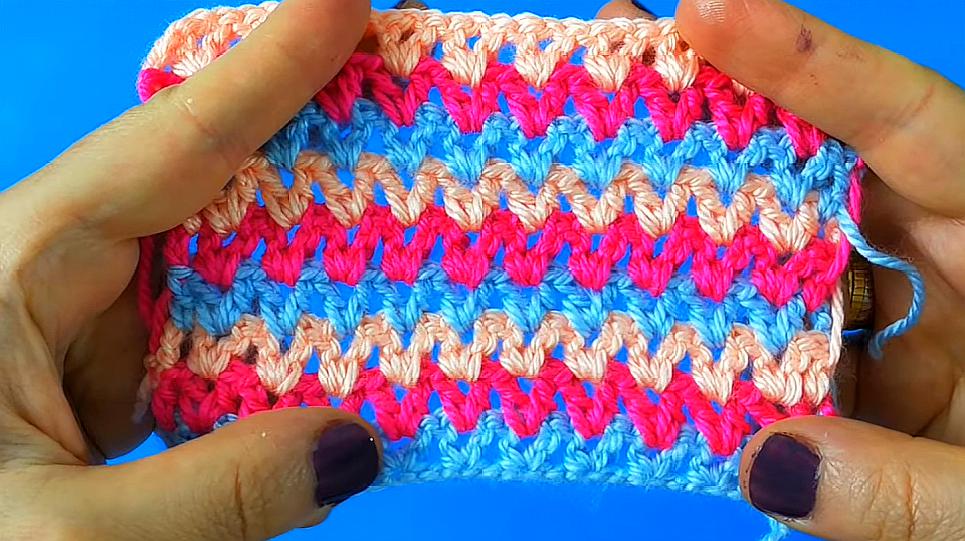 三色的曲线花样钩针编织,适合编织围巾,婴儿毯等