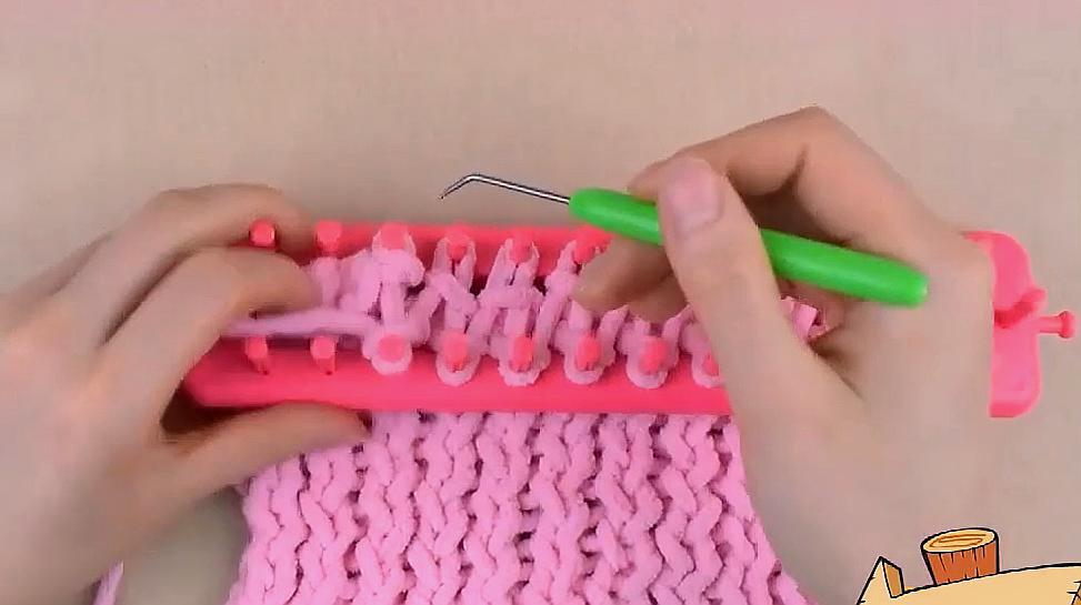 将毛线缠绕在神器上,起针20针,第一针下挑针,第二针反挑针,重复编织