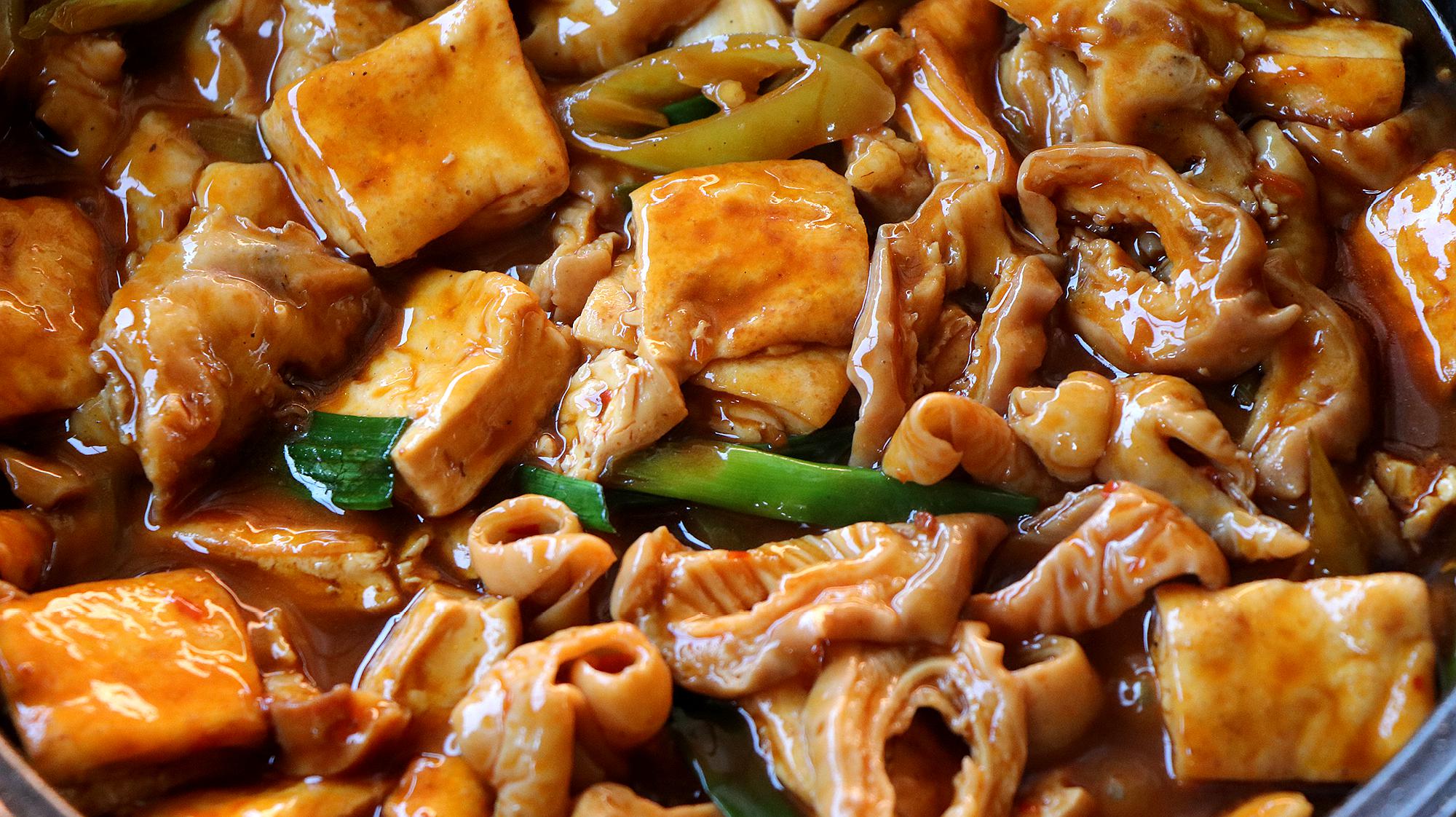 肥肠炖豆腐太好吃了,学会这种特色做法,连吃三碗都不够