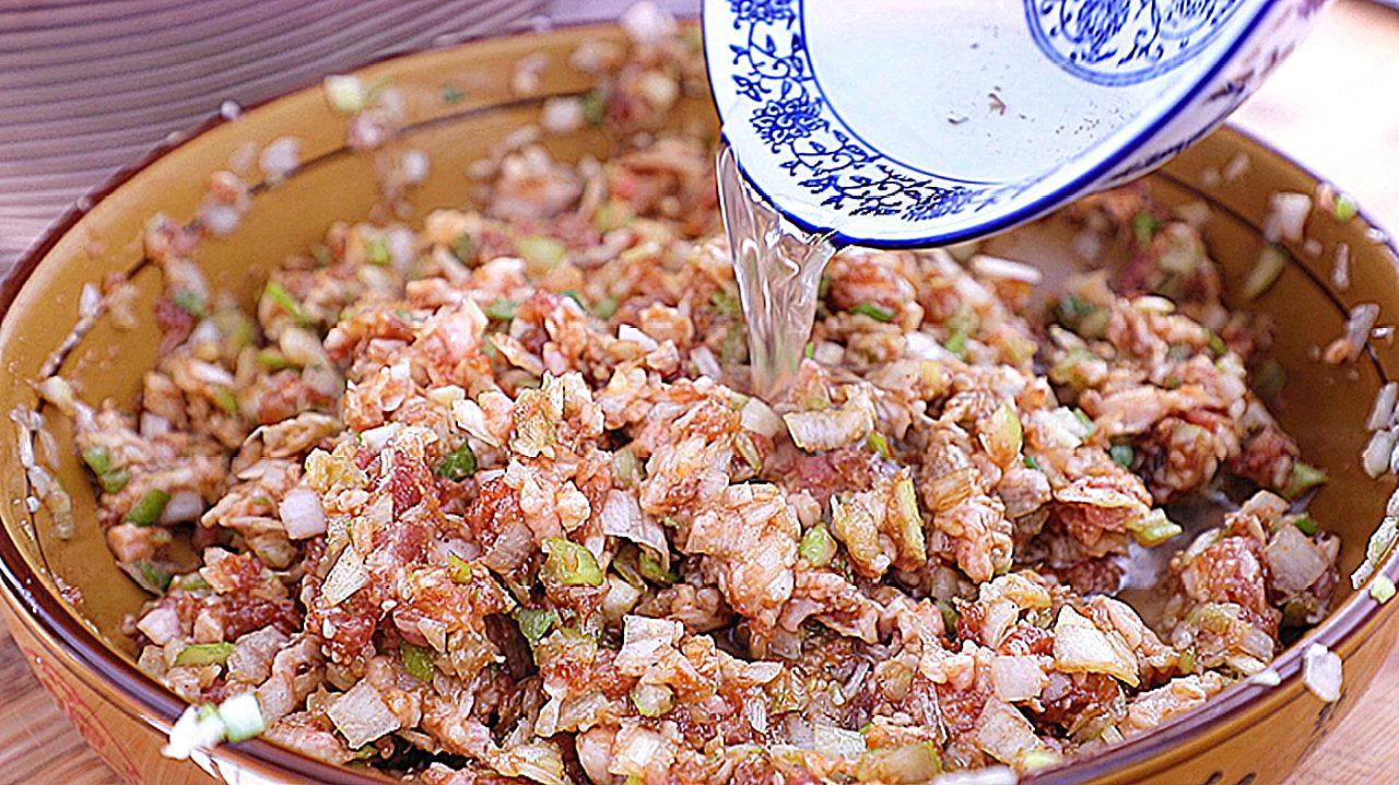 过年包饺子调馅时,一定要加这两碗水,饺子好吃,馅料鲜嫩,真香