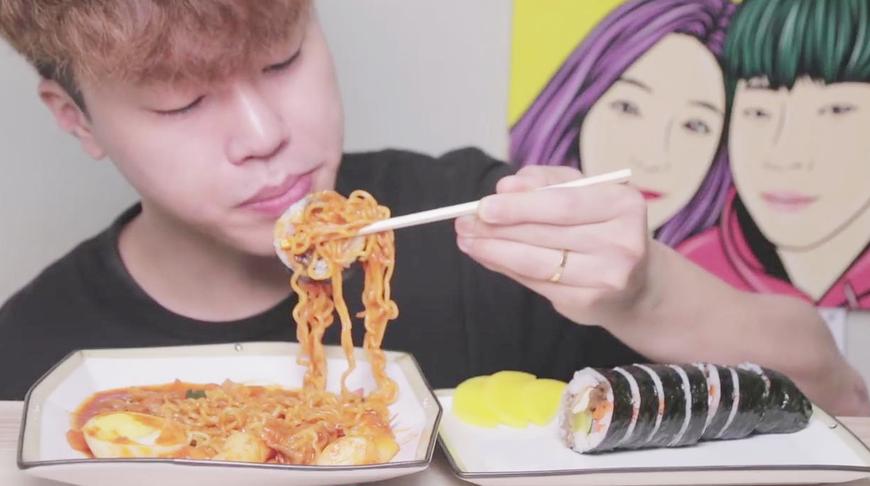 韩国吃货小哥,吃烤肉紫菜包饭卷和炒年糕拉面,大口吃的超享受