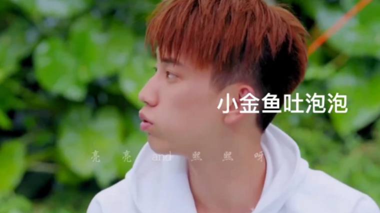 金鱼到水面上吐泡泡 百度