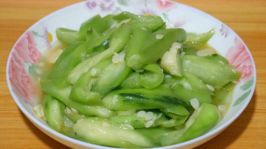 炒八棱瓜前简单处理一下,出锅后脆绿不发黑,还清爽香甜