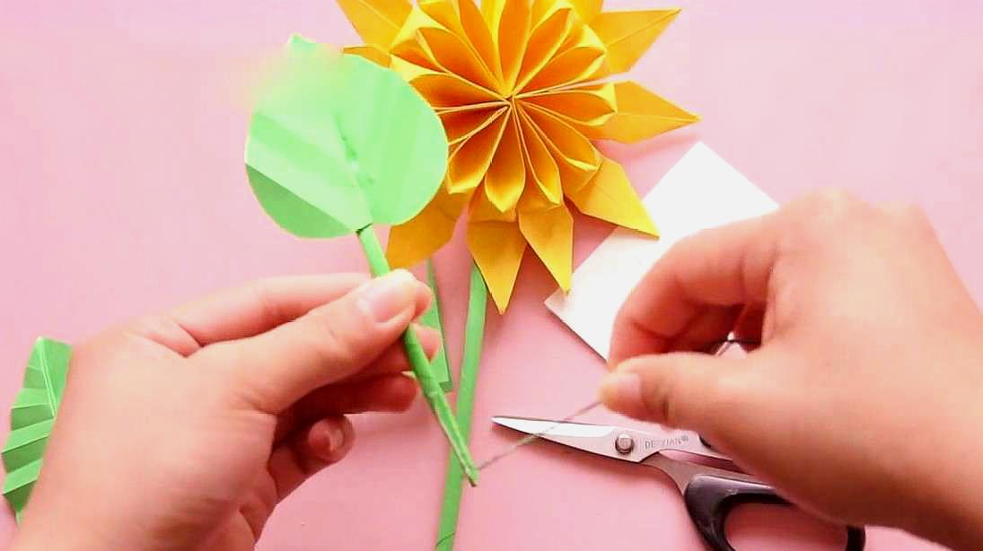 几张纸完成精致的折纸向日葵!