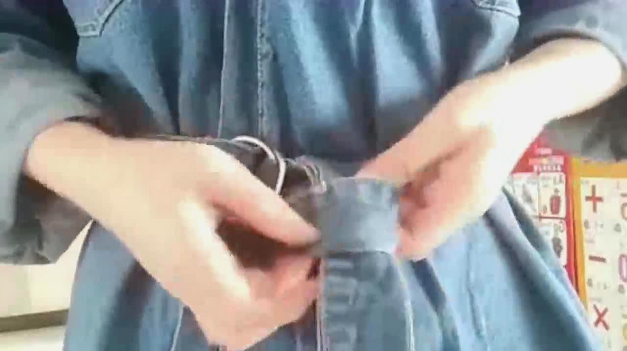 5双环扣腰带系法:首先第一步是将腰带头穿过两个环,然后将腰带头穿