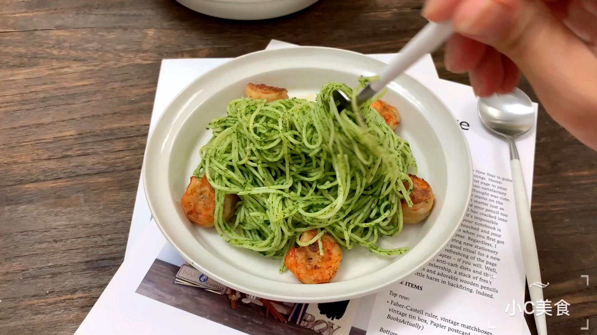 在家做快手颜值美味青汁鲜虾意面,比餐厅更美味