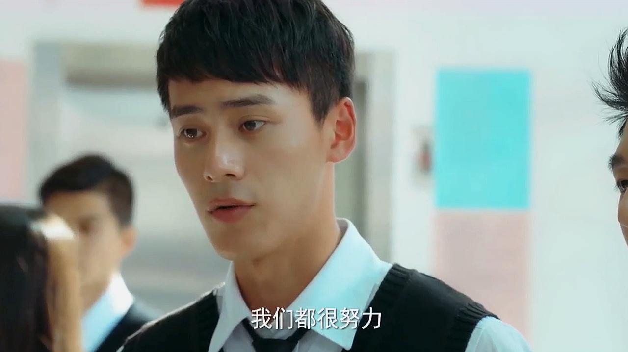 《同学两亿岁》精彩片段速看,外星女将军爆笑追校草