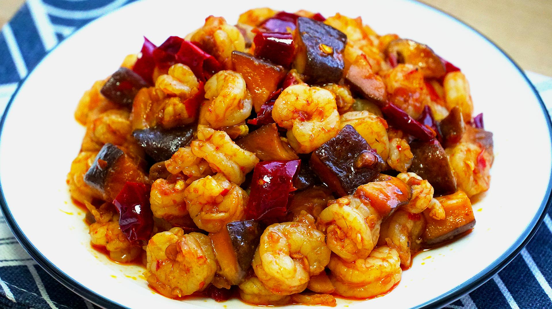 1辣炒虾仁:虾仁焯水盛出.