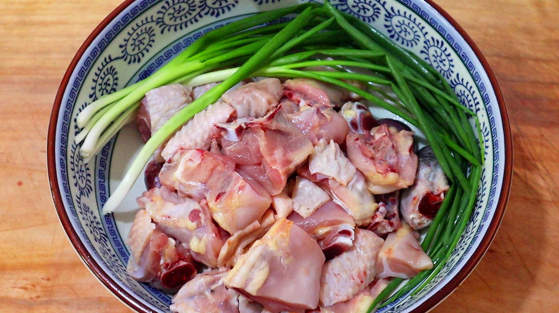 注意鸡肉清洗时可用生粉拌匀,再加清水冲洗,鸡肉腌制后入锅翻炒加白酒