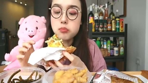 美女吃货阿尤