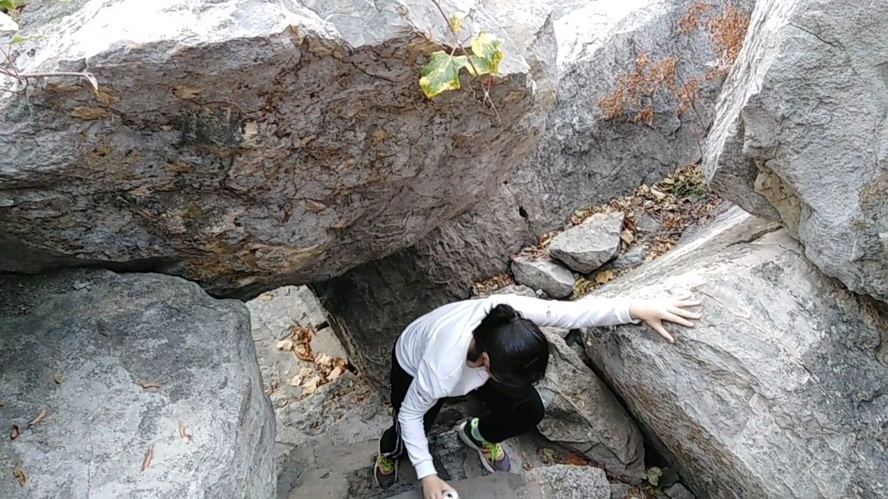 山东枣庄熊耳山景区,令人赞叹不已的绝壁大裂谷