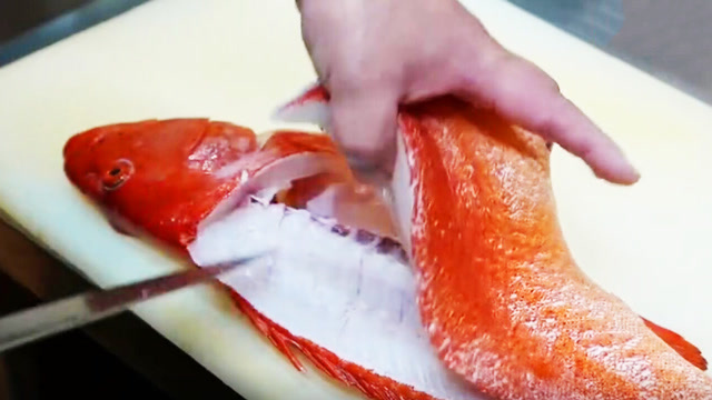 4陈皮蒜末蒸石斑鱼的做法 00:45 来源:腾讯视频-石斑鱼这样做,不