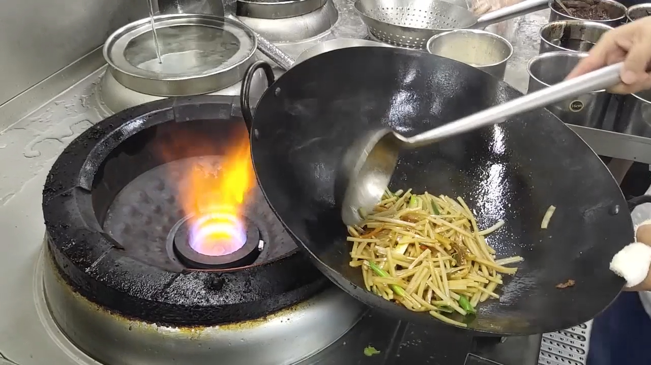 莲藕怎么炒才好吃,看专业大厨的做法,这颠勺技术就是牛