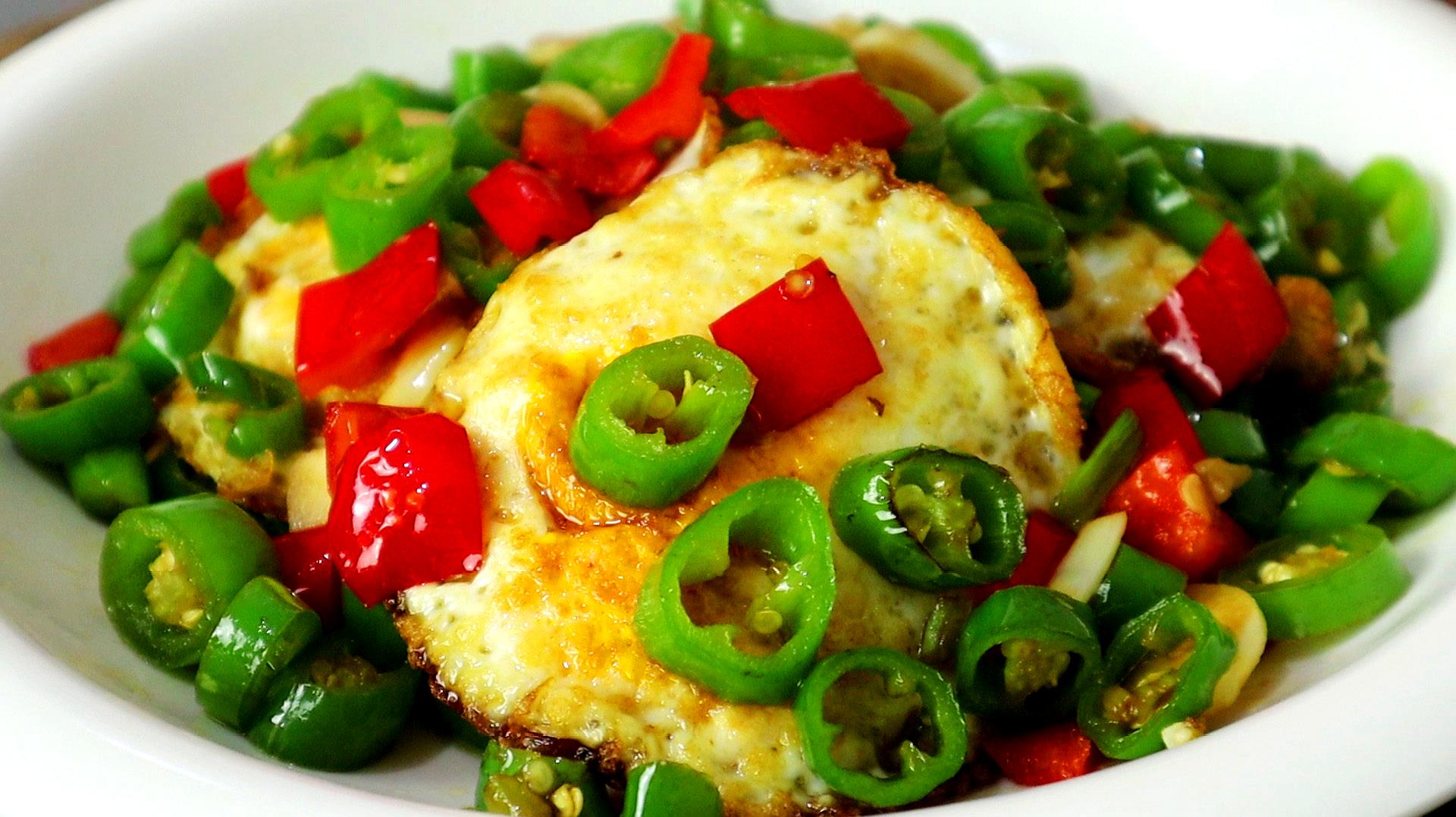 大厨教你青椒荷包蛋的正确做法,比青椒炒鸡蛋好吃,给肉都不换