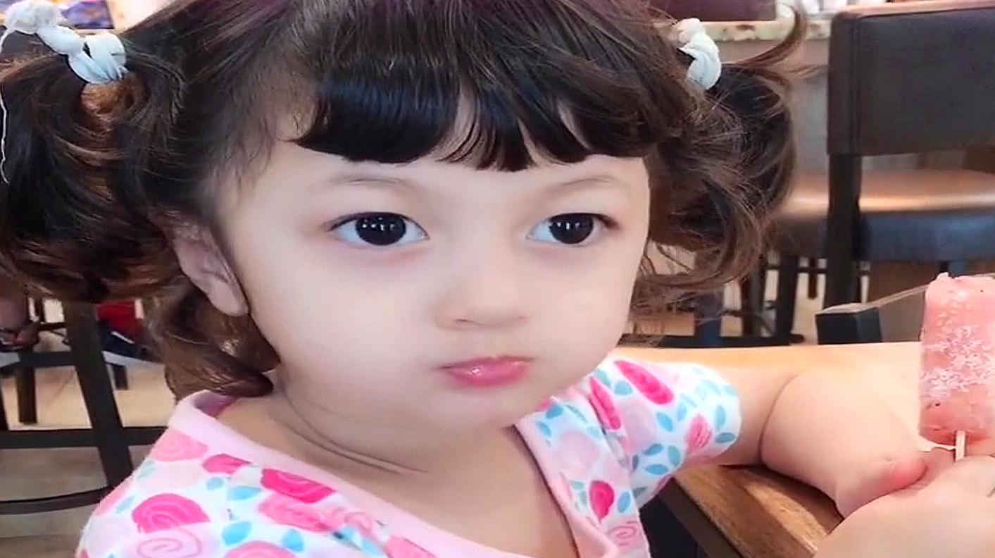 美国老外娶了中国老婆!混血小萌娃爱吃雪糕,大眼睛眨呀眨真漂亮