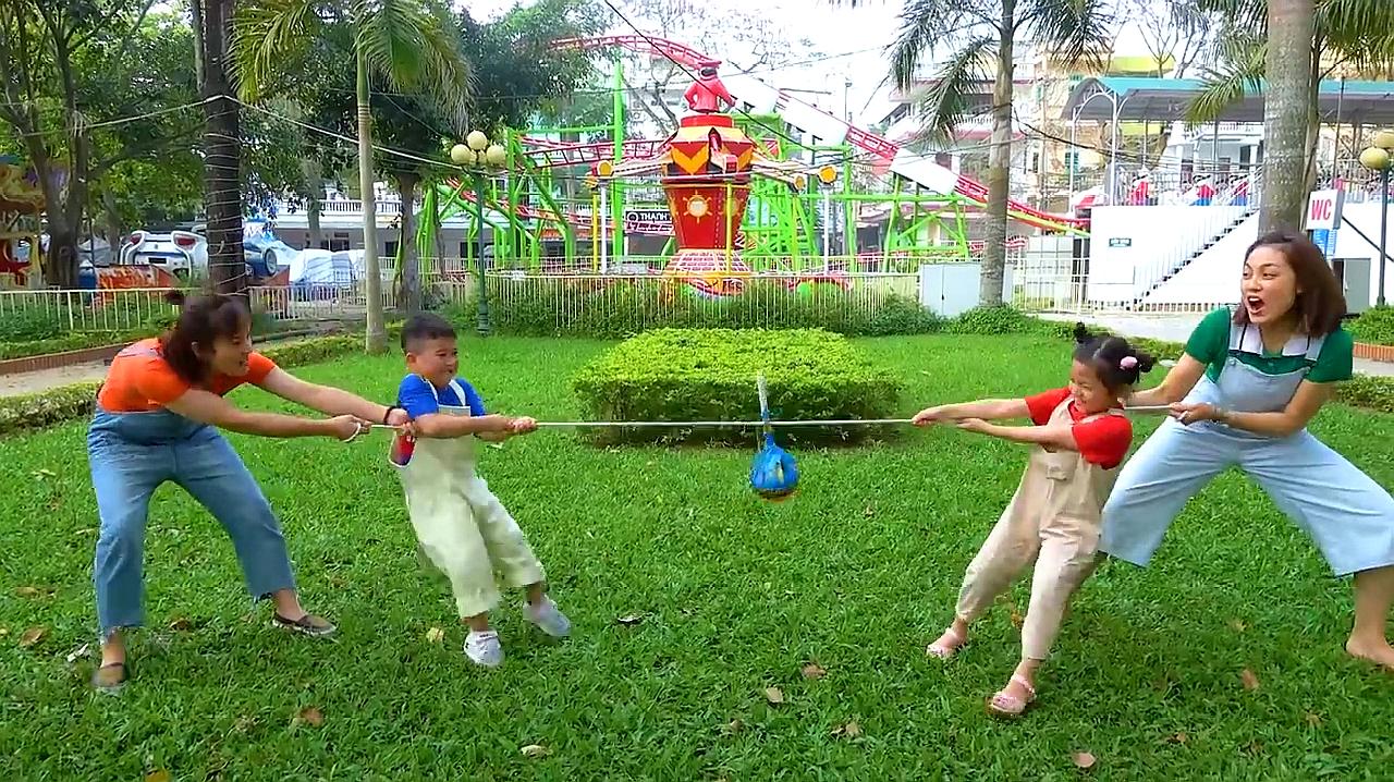 儿童亲子游戏-妈妈陪孩子们在户外玩拔河运动游戏