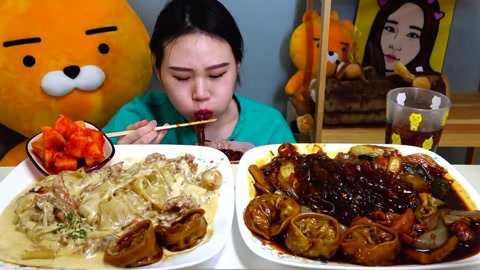 看着颜色我不敢下口 7小姐姐大口吃美食,看表情就知道很好吃 03:07