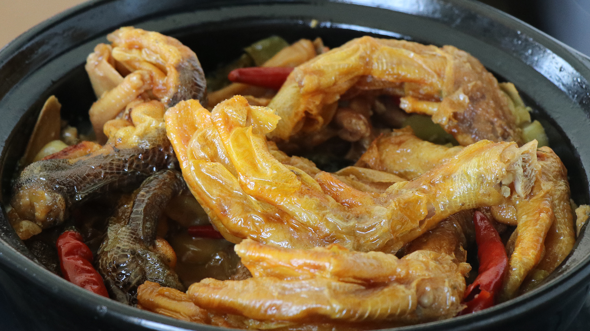 4砂锅炖鸭掌:食材有鸭掌,八角,香叶,桂皮,大葱,生姜,干辣椒等,食材