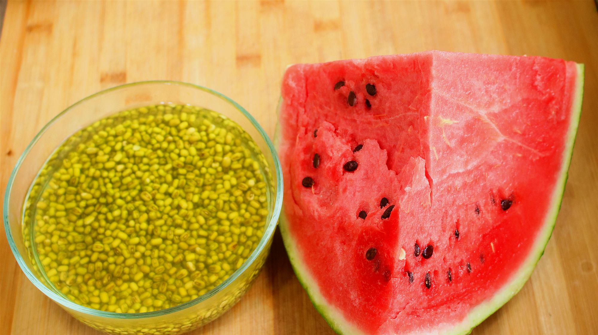 天热多吃绿豆,才知道加上半个西瓜这样做这么好吃,营养又解馋