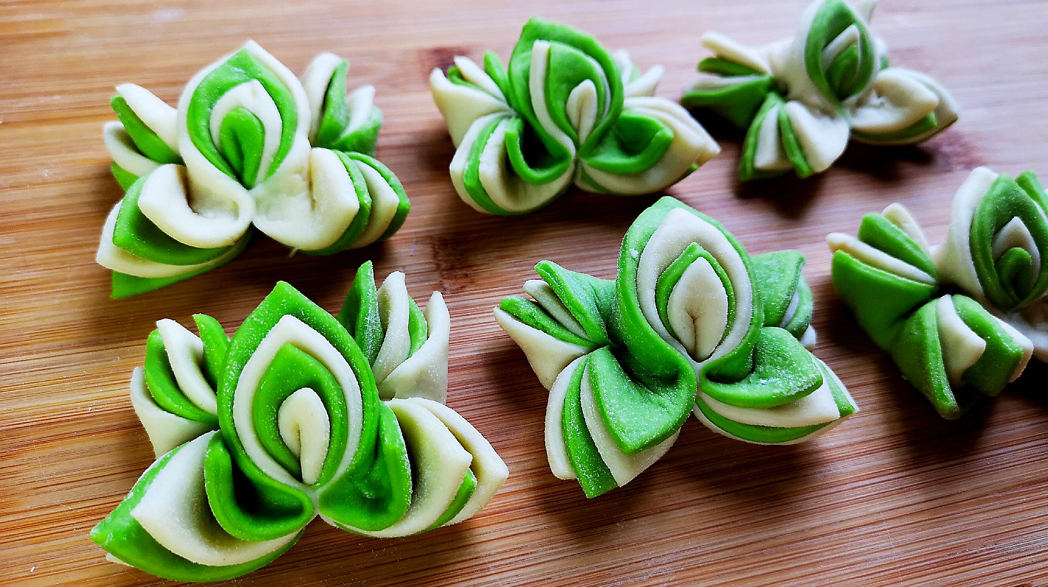 做法1南瓜蒸熟压成泥加酵母和面花样面食的做法 步骤1 2胡萝卜汁和面