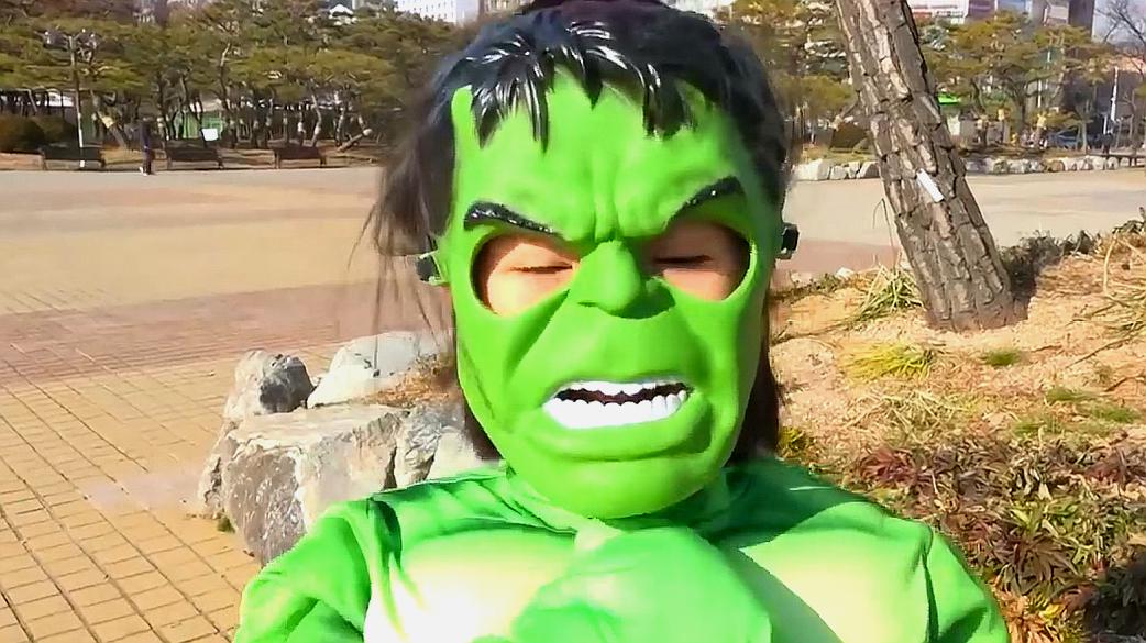 可爱小女孩化身小绿巨人,帮助有困难的人