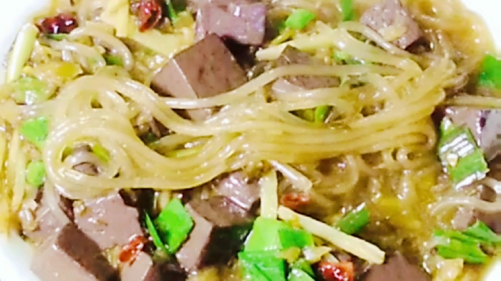 咸菜粉丝这么做,汤鲜味美,粉丝q弹,好吃的连一滴汤都不剩