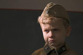 05:246岁小战士,一人未杀却屡立奇功,二战真实故事改编简介:6岁小